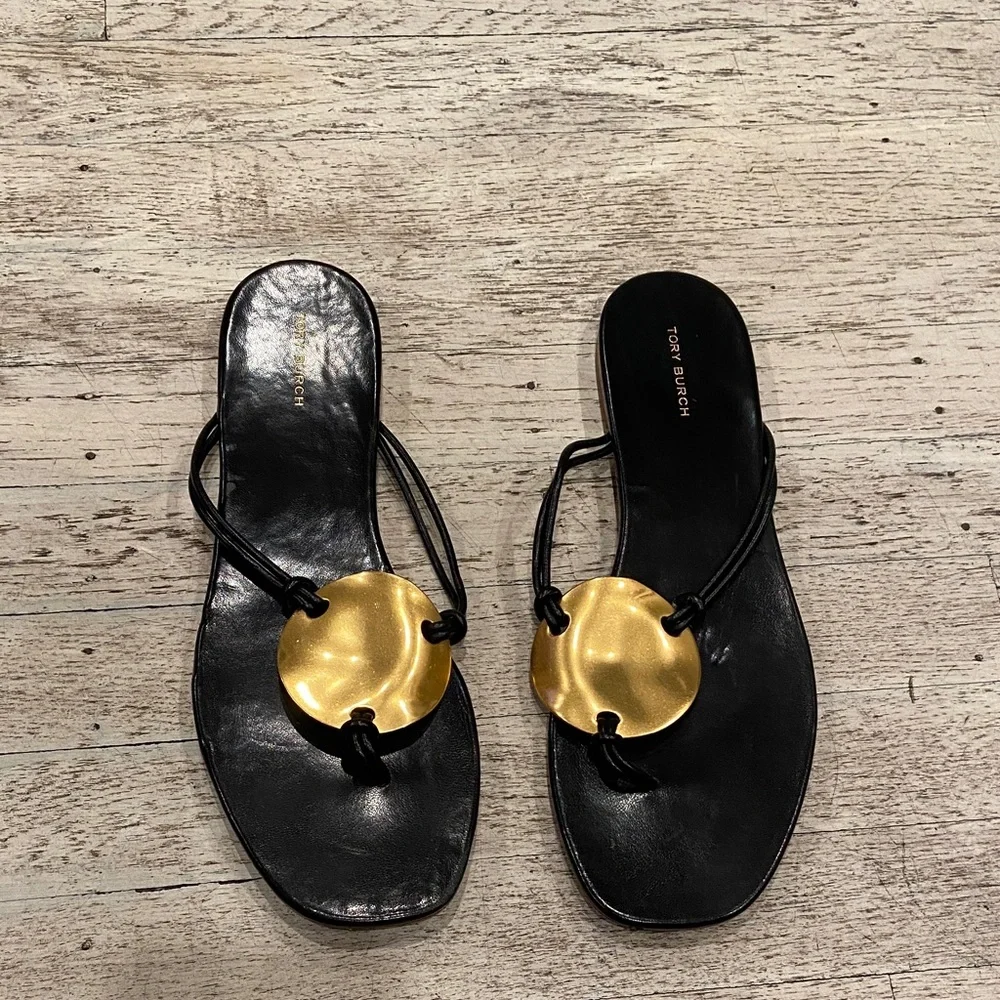Tory Burch Patos  Black goat Leather Thong Sandals with Gold Disc 10Guc - Picture 3 of 10